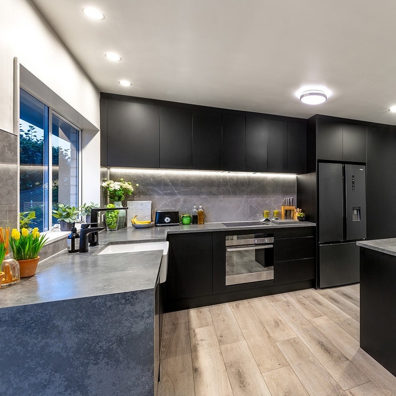 Grupo preto escuro modular luxuoso do armário da cozinha da madeira maciça das unidades em forma de L simples da cozinha