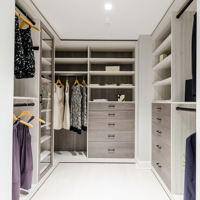 U dá forma à caminhada de madeira de Matte Grey Melamine Walk Through Wardrobe no armazenamento da veste