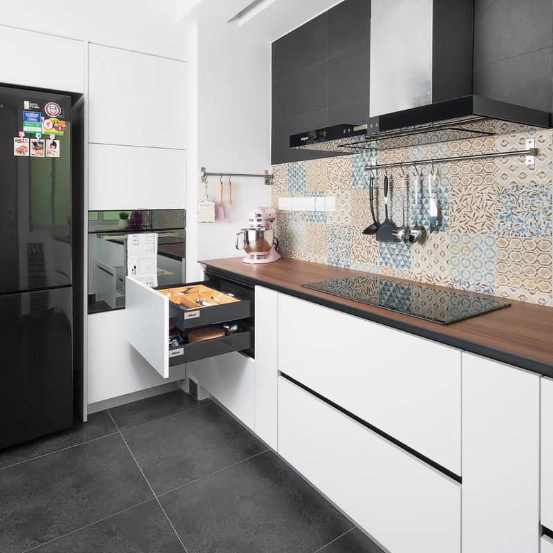 As chegadas novas L dão forma a armários de cozinha pequenos da parede do PVC de Mini Kitchen Cabinet Wooden para o apartamento