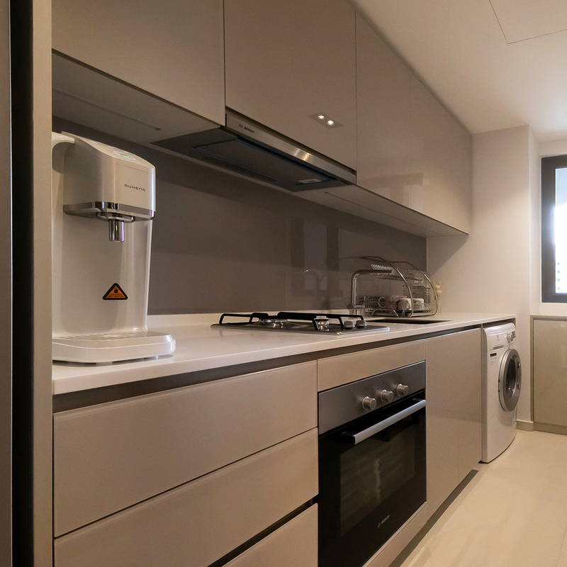 Conjunto de unidades de cozinha de laca de alto brilho branco e cinza pequena cozinha sem mãos para casa