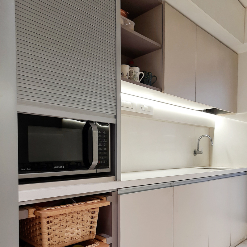 Conjunto de unidades de cozinha de laca de alto brilho branco e cinza pequena cozinha sem mãos para casa