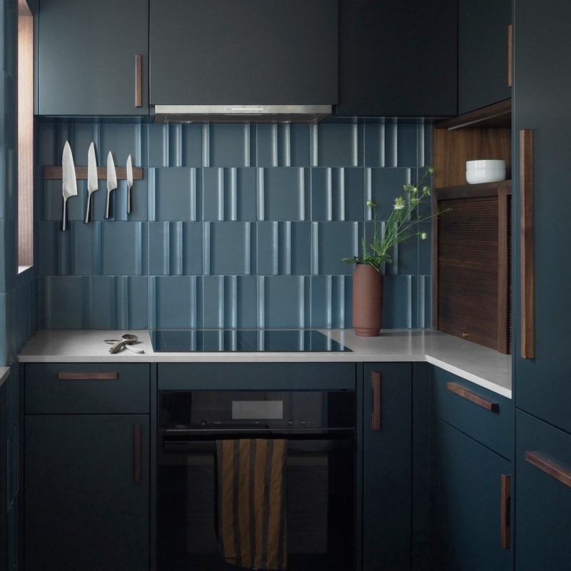 O espaço U das economias do projeto moderno do hotel dá forma ao punho de madeira da cozinha pequena escuro - Matte Lacquer Finish Cabinets azul
