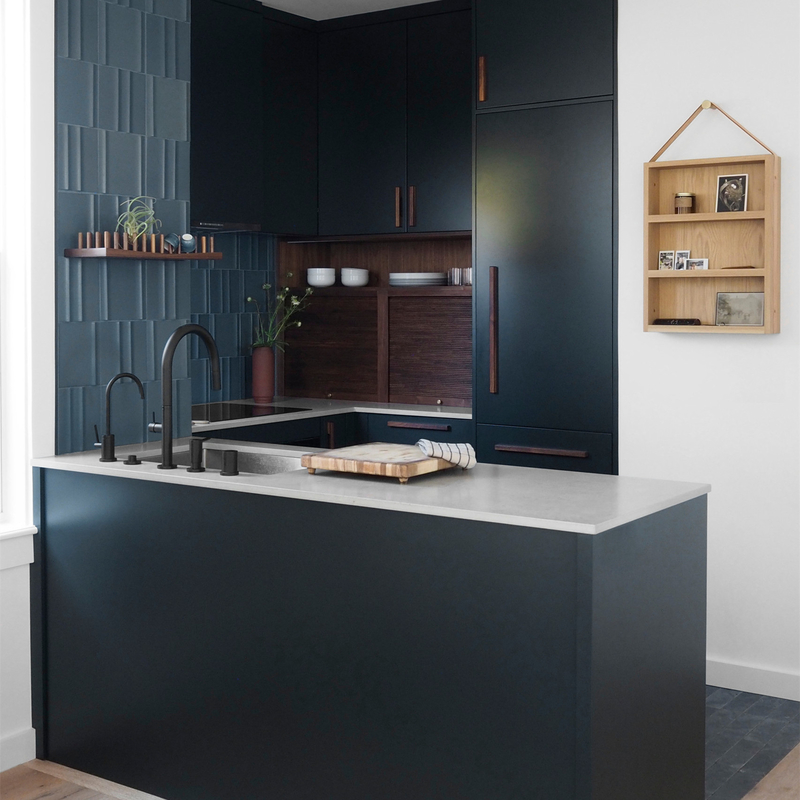 O espaço U das economias do projeto moderno do hotel dá forma ao punho de madeira da cozinha pequena escuro - Matte Lacquer Finish Cabinets azul