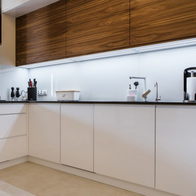 A grão pequena da madeira da melamina do projeto moderno das amostras grátis e o armário de cozinha branco ajustaram-se completo