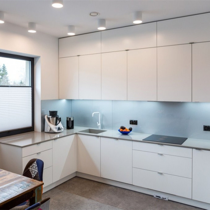 O projeto moderno o mais atrasado U dá forma ao armário de parede moderno da cozinha da laca de alto brilho para o apartamento da casa da casa de campo