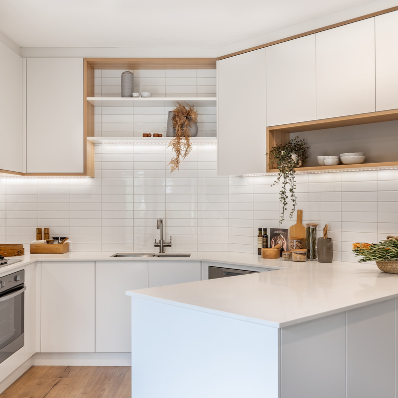 U dá forma a armários de cozinha de Matte White Melamine Small Modular com projeto Handless para o apartamento