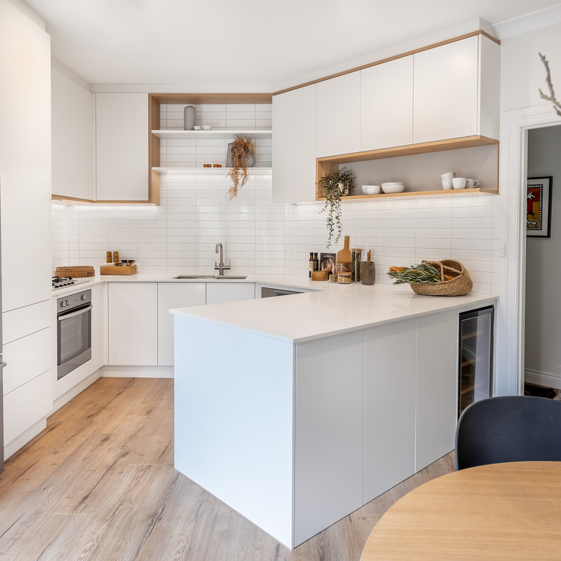 U dá forma a armários de cozinha de Matte White Melamine Small Modular com projeto Handless para o apartamento
