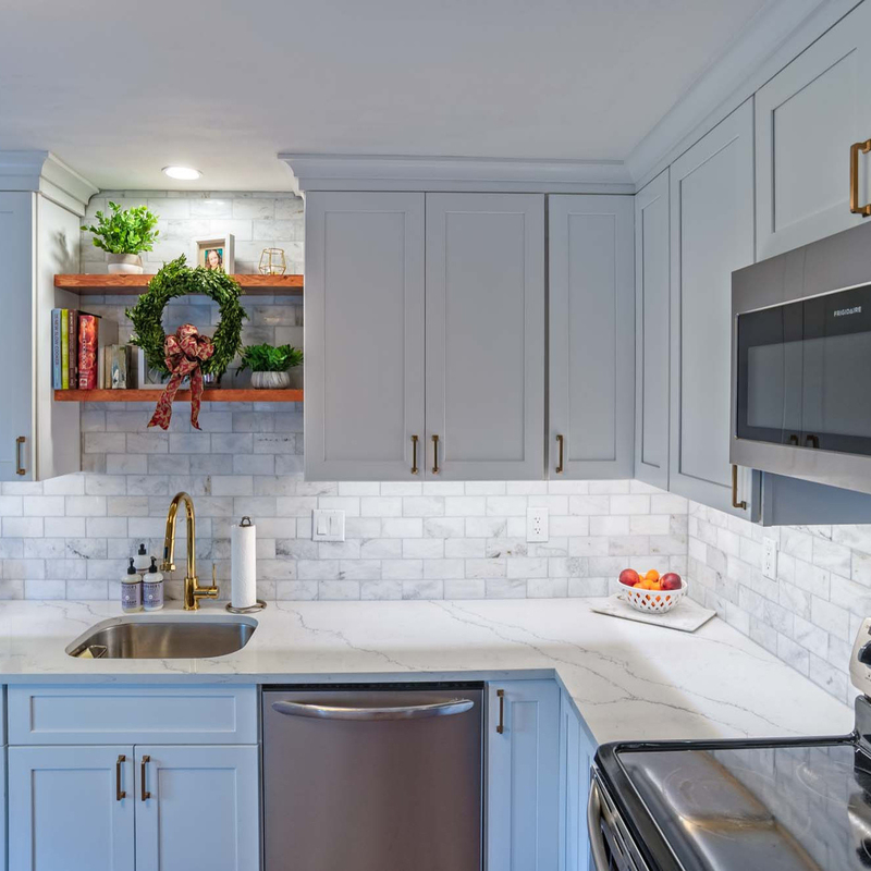 Mobiliário de apartamento moderno americano popular em forma de L Armário de cozinha de folha de alumínio branco Shaker conjunto completo