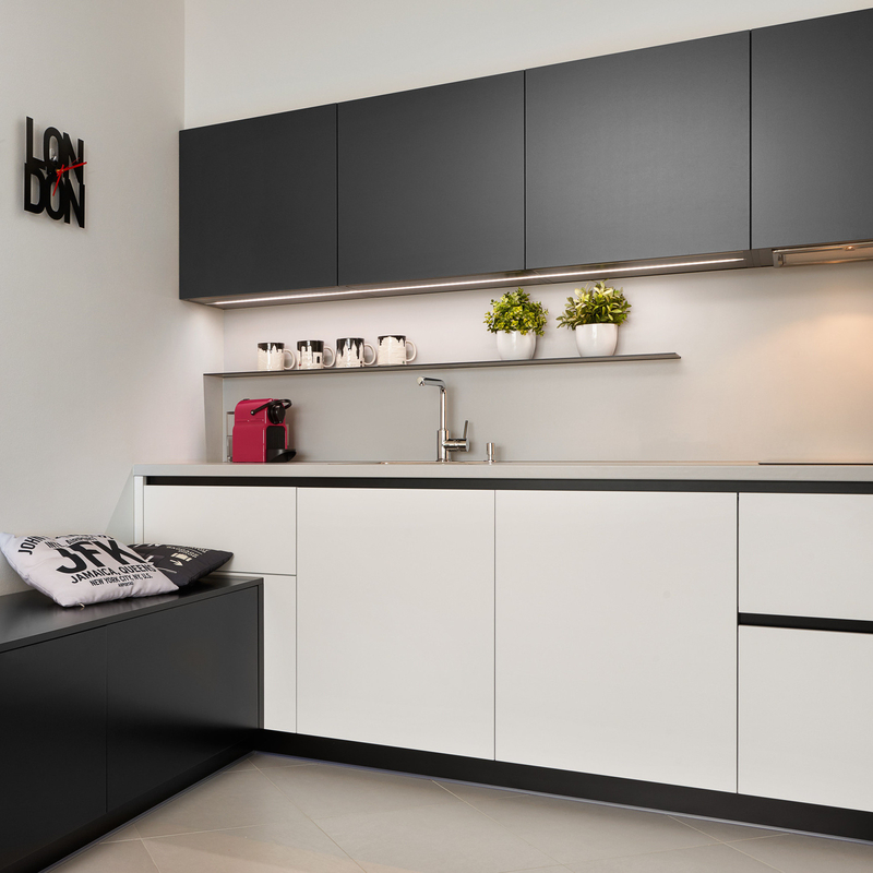 Preparados para montar Mobiliário de cozinha pequena Armários de parede Armário de cozinha de tabuleiro preto e branco Design simples