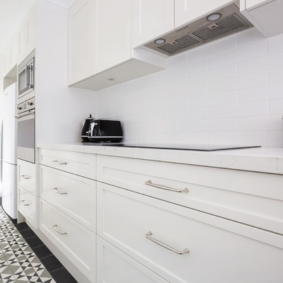 A mobília modular da cozinha da laca ajustou o punho branco de Shaker Door With Island Silver