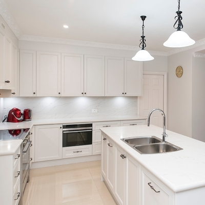 A mobília modular da cozinha da laca ajustou o punho branco de Shaker Door With Island Silver