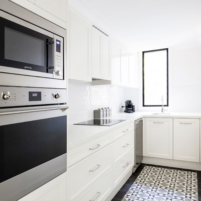 A mobília modular da cozinha da laca ajustou o punho branco de Shaker Door With Island Silver